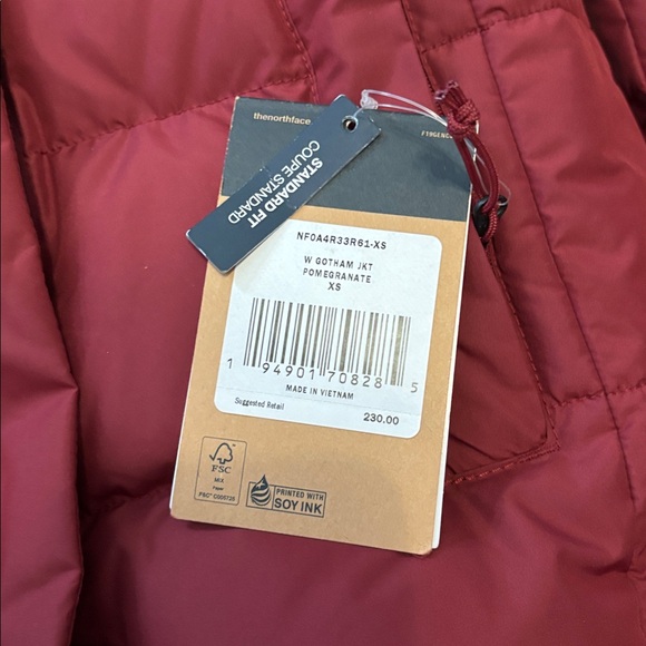 NWT. The North Face women’s Burgundy Puffer Jacket, size xs - Picture 2 of 8
